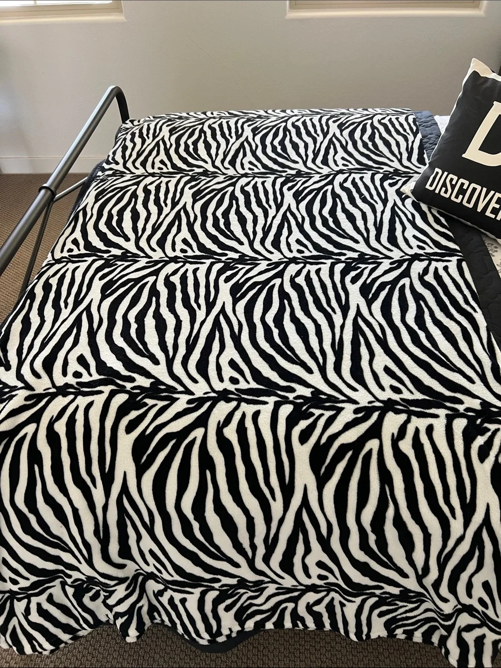 Zebra Print Plush throw - Black & White